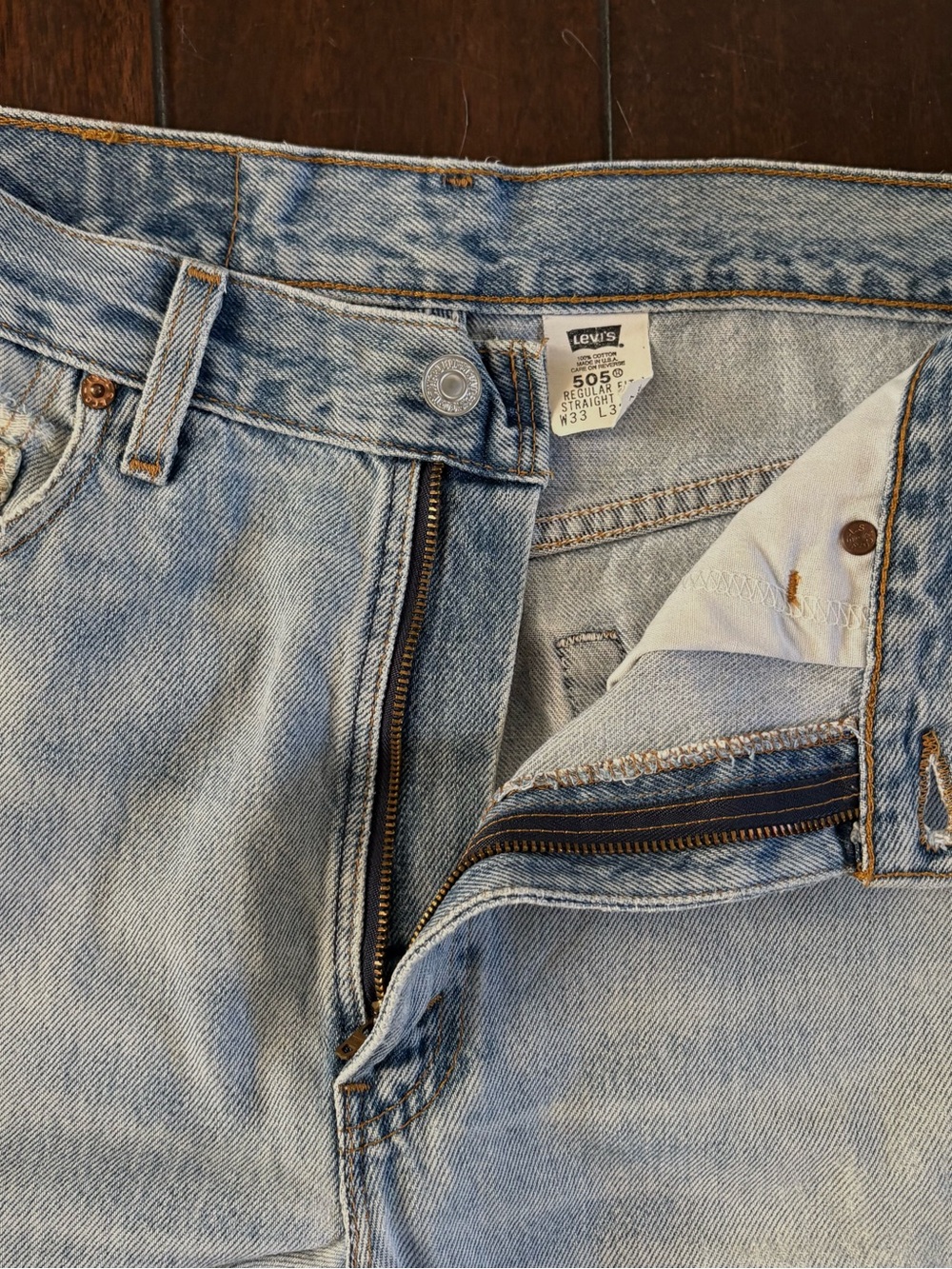 Vintage Distressed Levi's 505 Light Wash Blue Jeans - Y2K - Picture 3 of 10